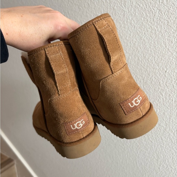 UGGS brand new - Picture 3 of 3